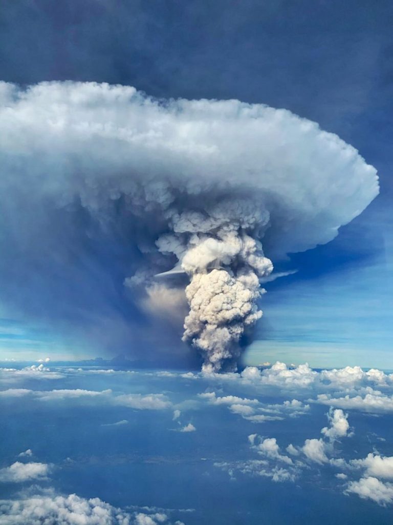 Vulcanul Taal din Filipine a expulzat o ’emisie slabă de vapori’  de 20 de metri înălţime