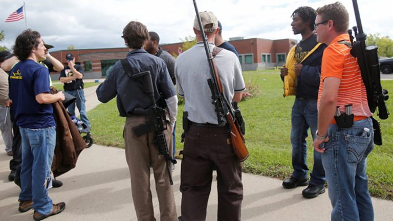 Extrema dreaptă americană vine la mitingul susţinătorilor armelor de foc. Autorităţile din Virginia declară stare de urgenţă!