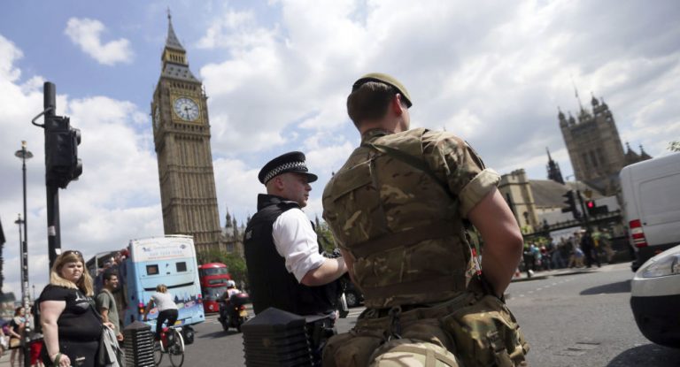 Poliţia britanică a arestat un bărbat după ce vehiculul pe care îl conducea a lovit doi pietoni în centrul Londrei