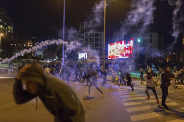 Proteste în Liban faţă de restricţiile antiepidemice; zeci de răniți