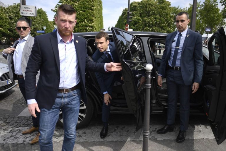 Chiar dacă a fost luat la palme în public, Macron NU renunţă la ‘băile de mulţime’