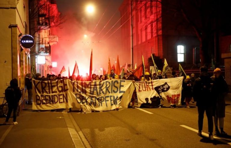Proteste violente la Zurich împotriva WEF. Poliţia intervine cu gaze lacrimogene, tunuri cu apă şi gloanţe de cauciuc