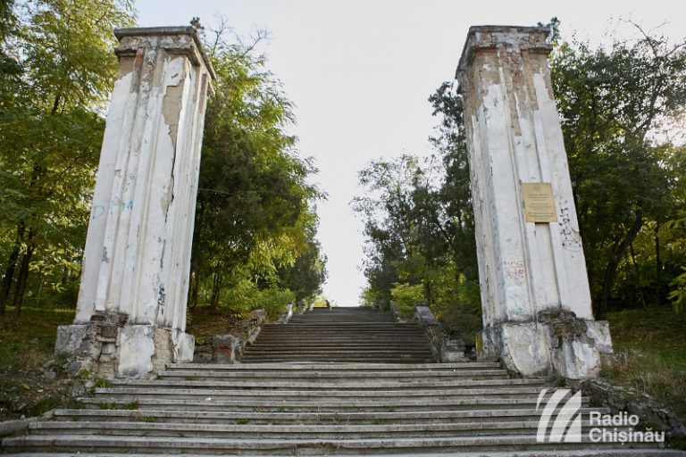 Samsarii imobiliari îşi fac de cap la Chişinău! Terenul pe care este aşezat Cimitirul Eroilor Români a fost VÂNDUT!