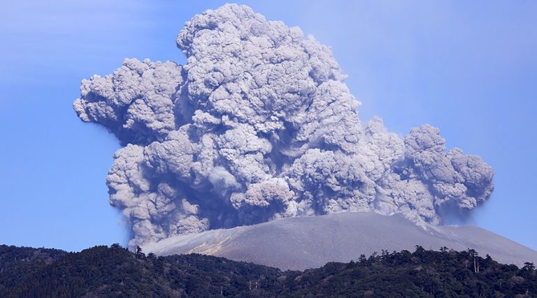 Vulcanul Shinmoe face iar probleme în Japonia