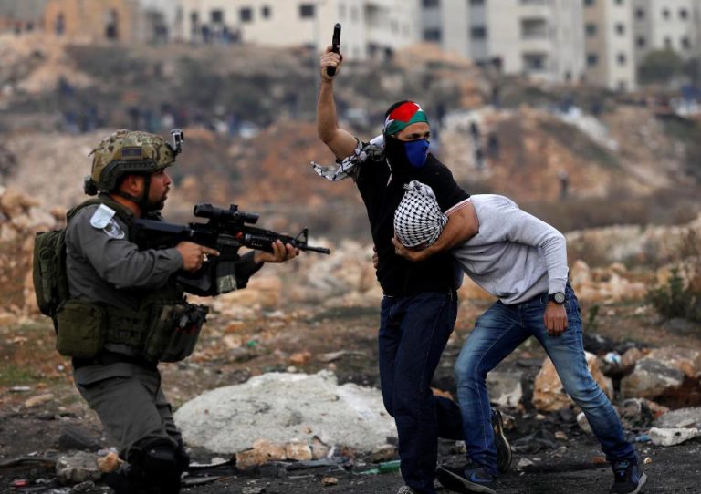 Un palestinian a fost ucis după ce a înjunghiat un poliţist israelian