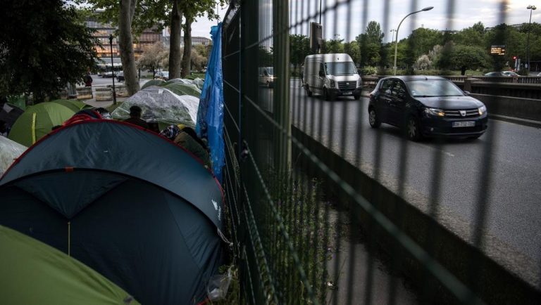 Migranţii au fost evacuaţi din ultima tabără pariziană