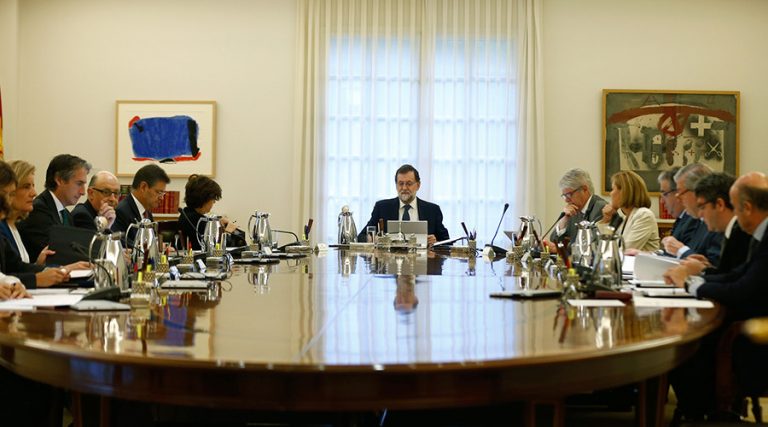 Rajoy îi cere lui Puigdemont să clarifice dacă a declarat sau nu independenţa Cataloniei şi ameninţă că SUSPENDĂ autonomia regiunii