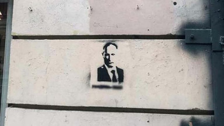 Doi tineri au fost arestați în Rusia pentru un graffiti TERORIST anti-Putin