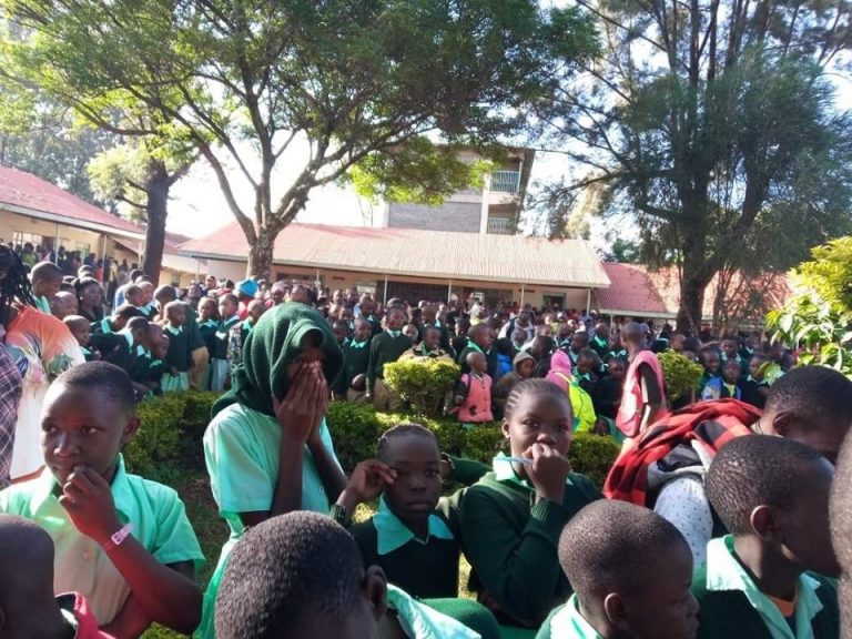 Zeci de copii au murit CĂLCAŢI în picioare într-o şcoală din Kenya