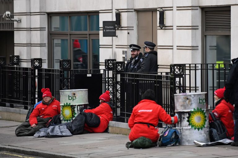 Zeci de militanţi ecologişti au OCUPAT Science Museum din Londra