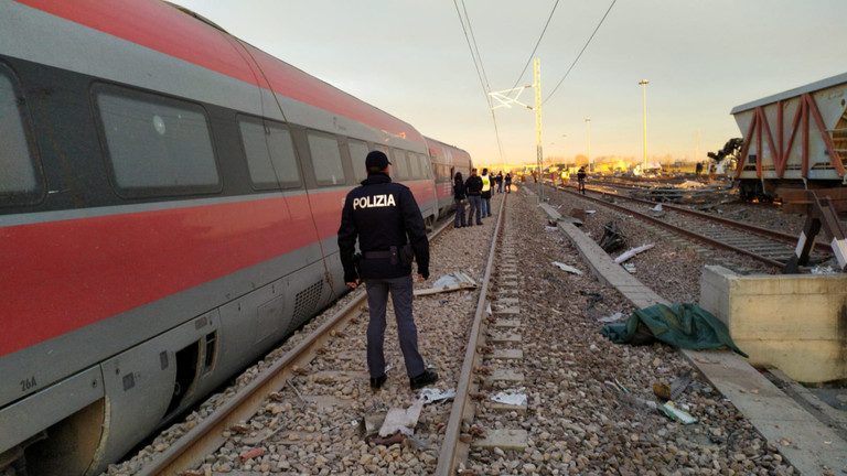 Un tren de mare viteză A DERAIAT în nordul Italiei. Doi oameni au murit!