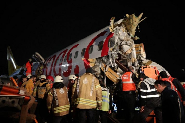 Piloţii avionului RUPT în trei bucăţi la aterizare vor fi anchetaţi