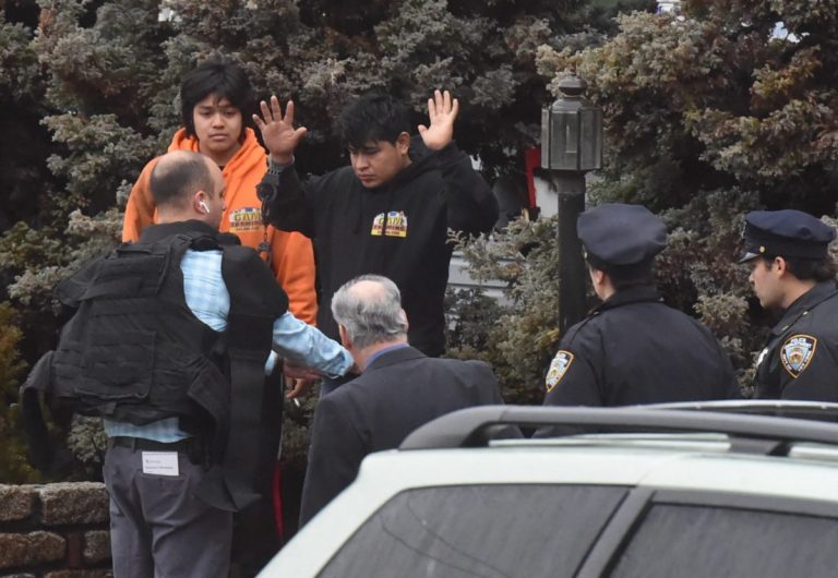 Un agent ICE a împuşcat doi bărbaţi neînarmaţi în Brooklyn