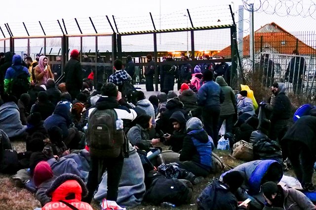 Poliția maghiară a oprit cu forța mai mulți migranți violenți care încercau să intre din Serbia