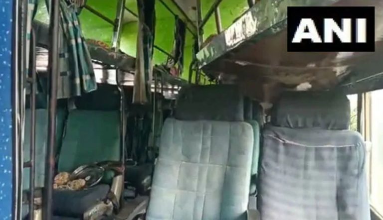 Un autobuz a luat foc după ce a lovit un cablu electric. 10 pasageri s-au făcut scrum! – VIDEO ŞOCANT!