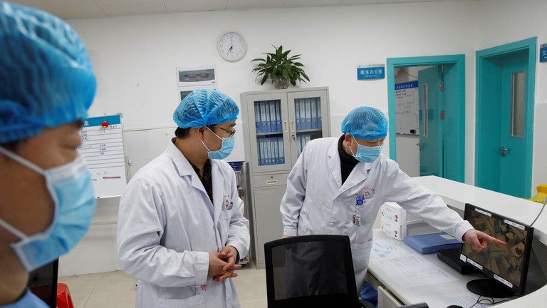 Anchetatorii OMS se întâlnesc cu oamenii de ştiinţă chinezi la Wuhan