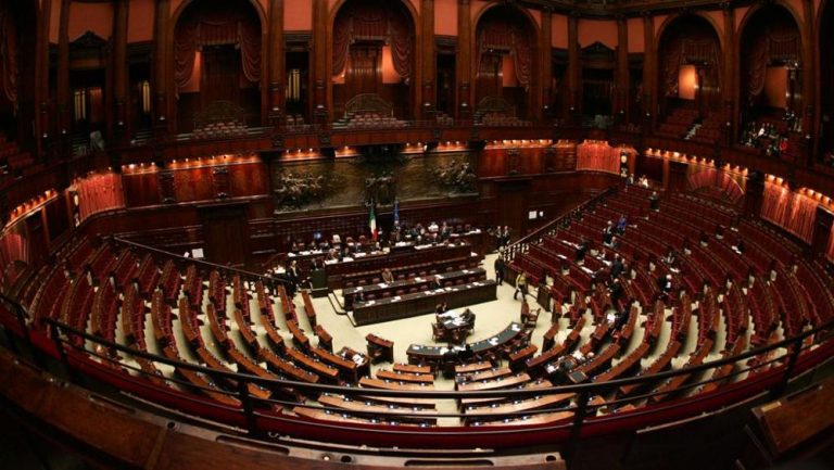 Italienii votează pentru reducerea numărului de parlamentari