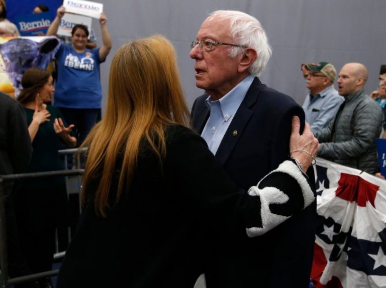 Protest la bustul gol! Mitingul electoral al lui Bernie Sanders, ÎNTRERUPT de feministe – VIDEO