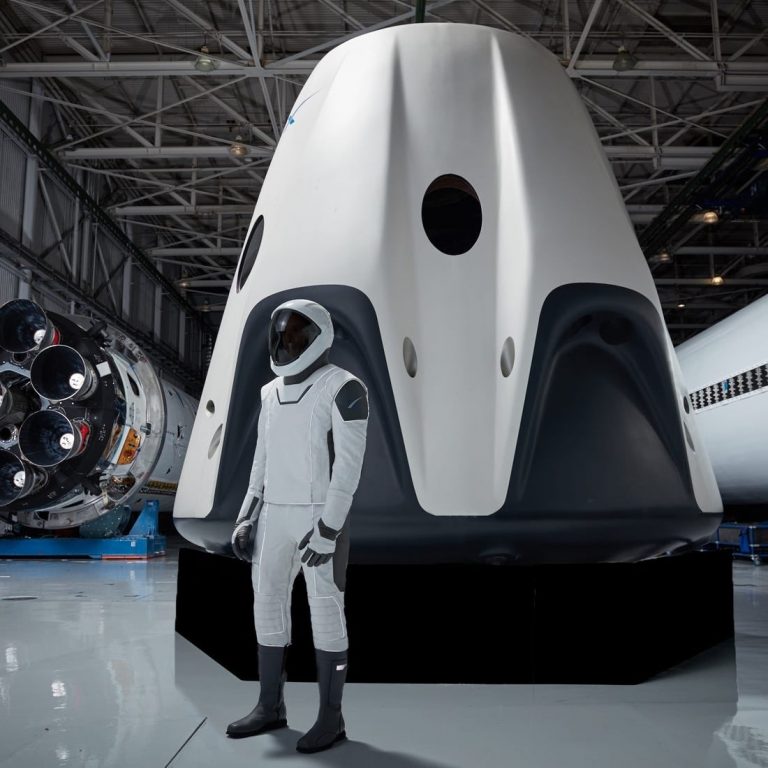 SpaceX anunţă primul transport turistic spaţial din istorie