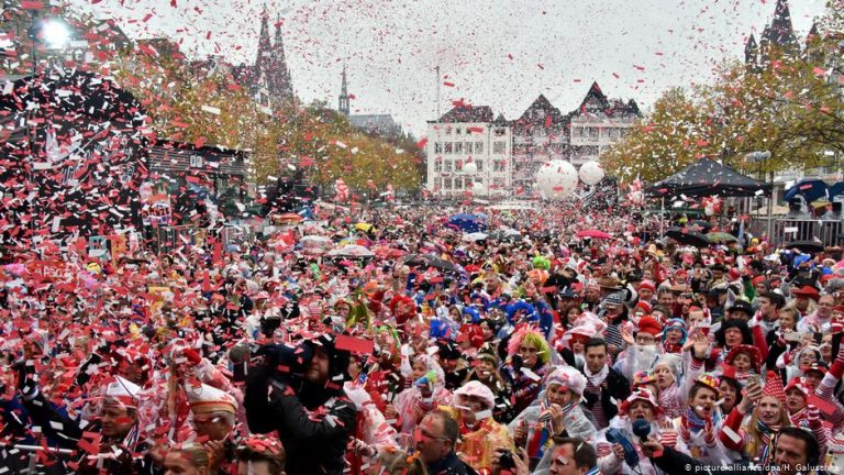 Zeci de mii de oameni s-au reunit la Koln pentru a da startul unui nou sezon al carnavalurilor