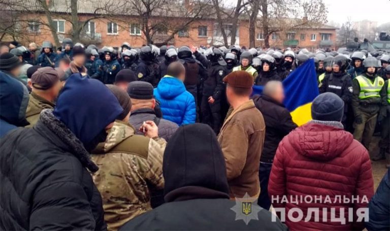 Evacuaţi din Wuhan, ajunşi într-un sătuc din Ucraina! Localnicii s-au luat la bătaie cu poliţia! – VIDEO