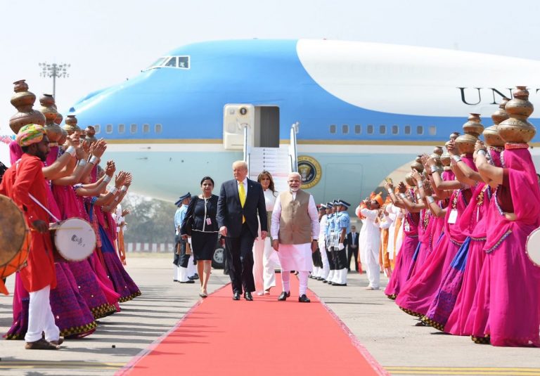 Donald Trump a fost primit în India cu covorul roșu – VIDEO
