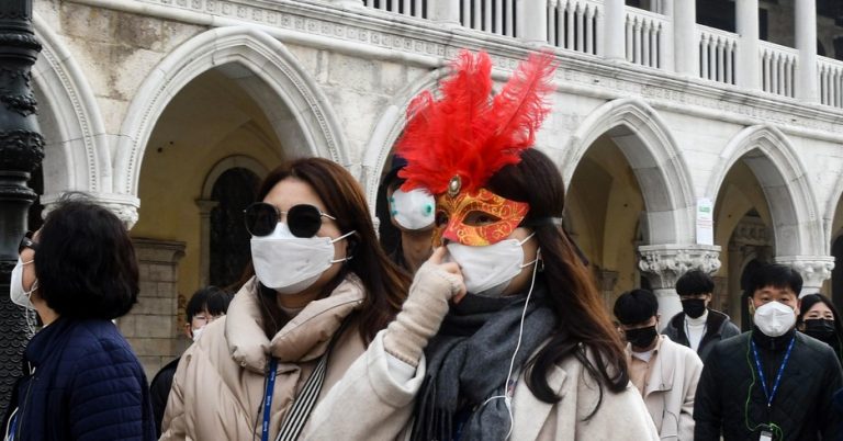Italienii vor fi OBLIGAŢI să poarte mască peste tot în exterior