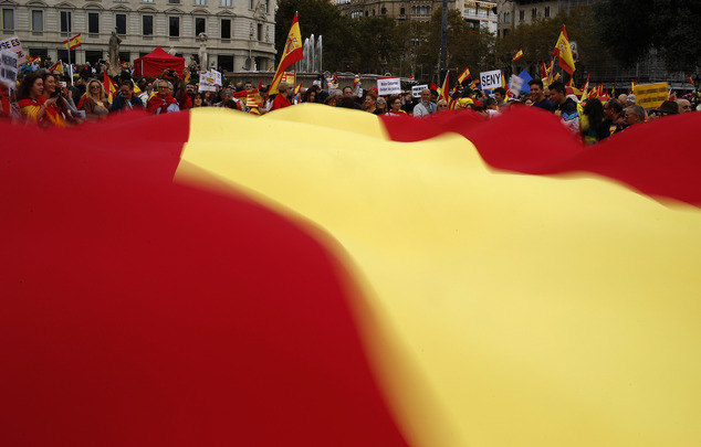 Sute de opozanţi ai independenţei mărşăluiesc cu steaguri spaniole în centrul Barcelonei