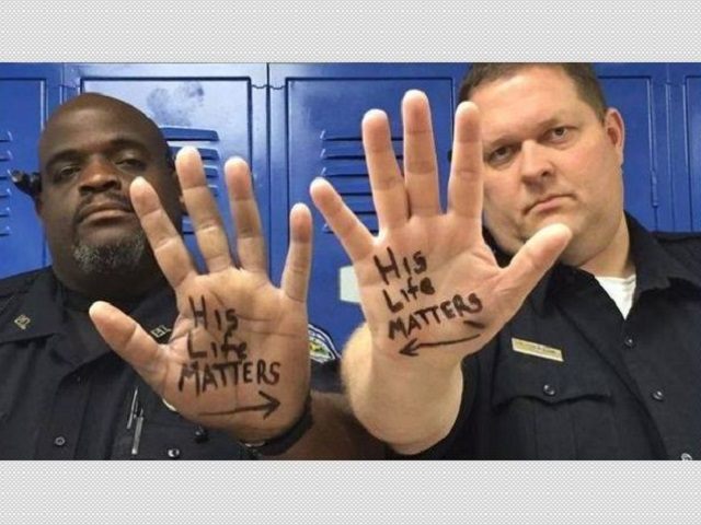 Poliţiştii albi scot mai repede arma decât colegii lor de culoare