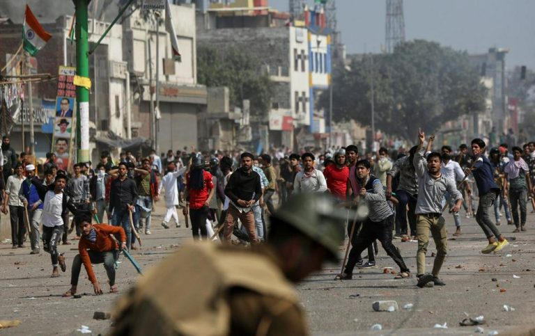 Proteste violente în India: Cel puţin 20 de morţi şi peste 200 de răniţi!