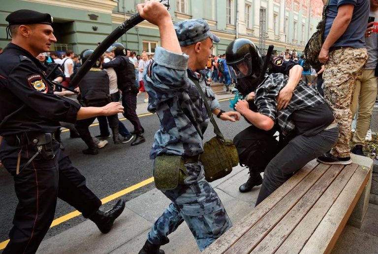 Poliţia rusă le cere oamenilor să NU iasă la protestele pro-Navalnîi