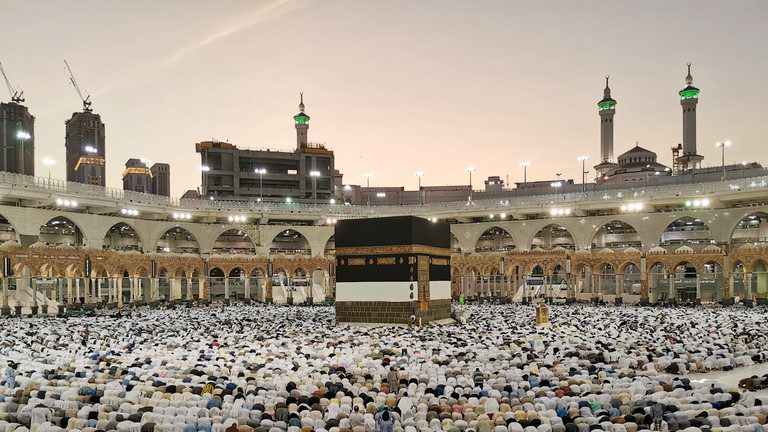 Podelele şi stâlpii Marii Moschei de la Mecca au fost dezinfectaţi