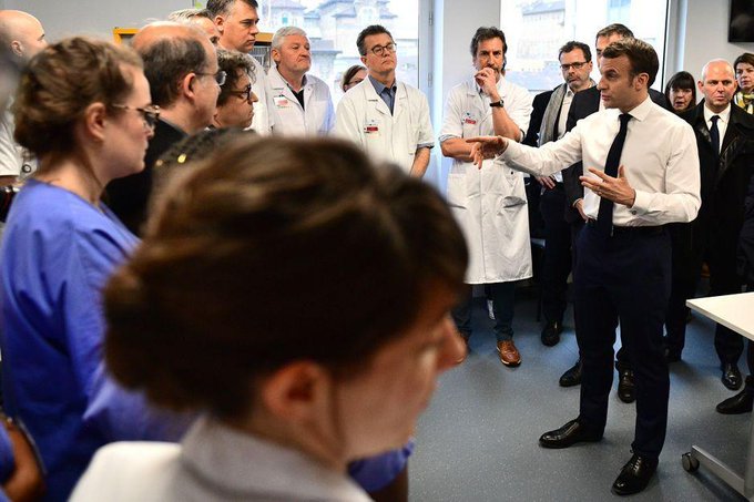 Macron a vizitat spitalul unde a murit primul francez răpus de coronavirus