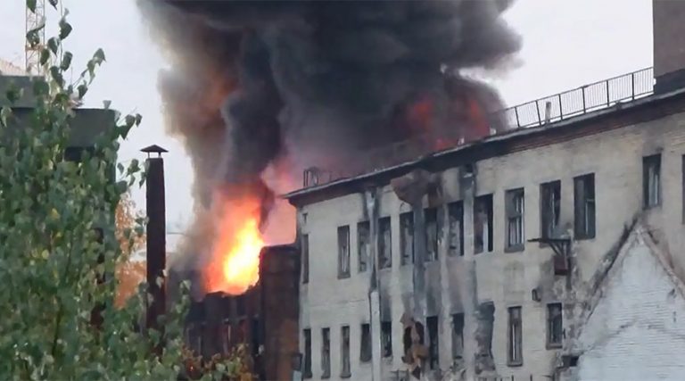 Incendiu masiv într-o fabrică abandonată din Moscova – VIDEO