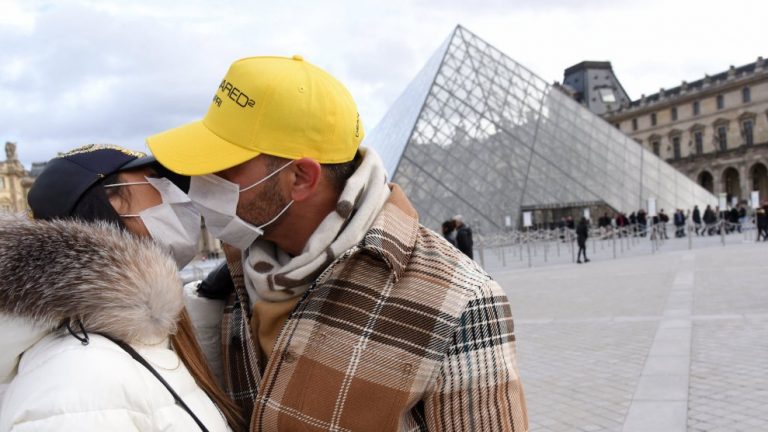 Muzeul Luvru din Paris îşi redeschide porţile