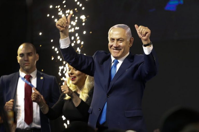 Inculpat pentru corupție, Netanyahu a câștigat alegerile din Israel: ‘Cea mai mare victorie din viaţă’