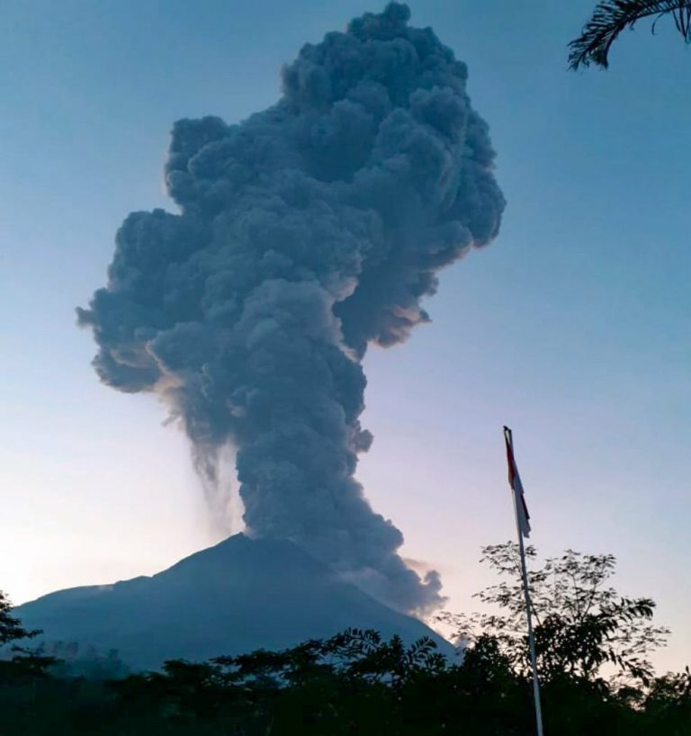 Erupție spectaculoasă a unui vulcan din Indonezia