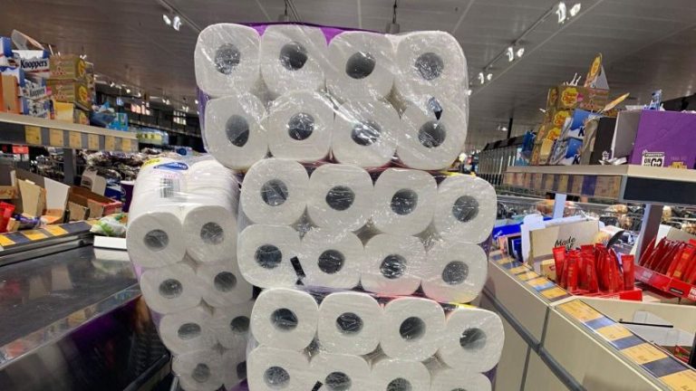 Vremuri de răstrişte! Un supermarket din Australia RAŢIONALIZEAZĂ hârtia igienică