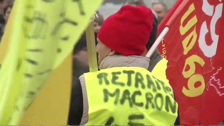 Deputaţii francezi ADOPTĂ reforma pensiilor