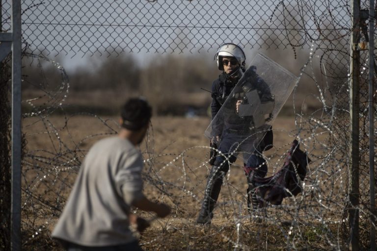 Grecia a reţinut anul trecut 1300 de traficanţi de persoane de-a lungul Evrosului