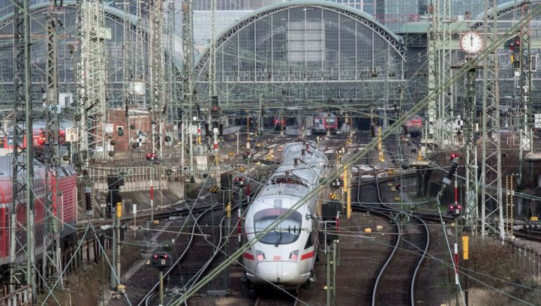 Tren expres oprit FORŢAT la Frankfurt. Un pasager era suspect de coronavirus!
