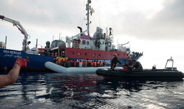 Corsica permite unui vas plin de migranţi să ancoreze în portul său