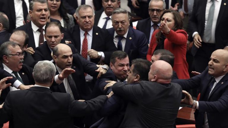 Ca la TURCI! Parlamentarii de la Ankara S-AU LUAT la bătaie!