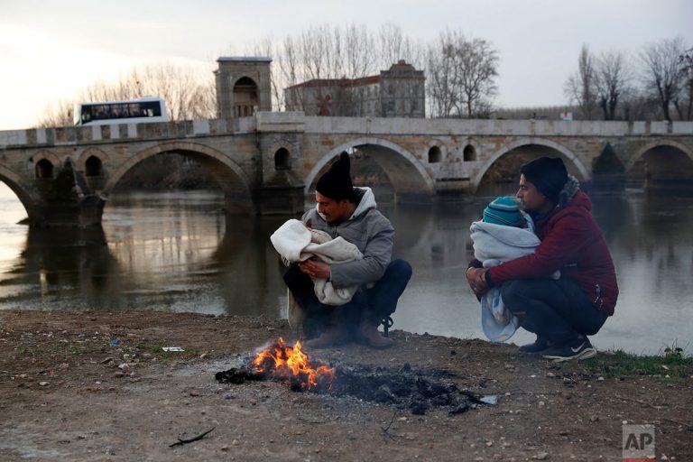 Turcia trimite 1000 de poliţişti la graniţa cu Grecia şi ameninţă că deschide graniţa cu Siria