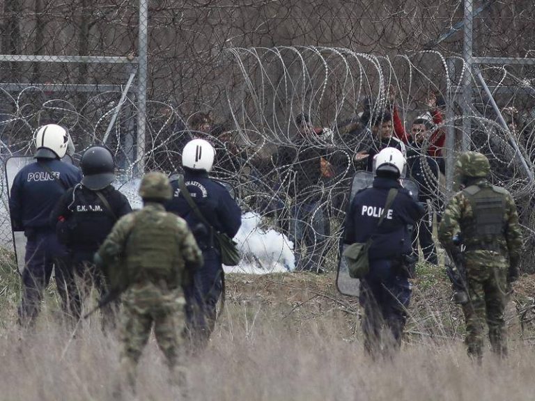 Poliţia greacă s-a echipat cu tunuri acustice pentru a descuraja migranţii
