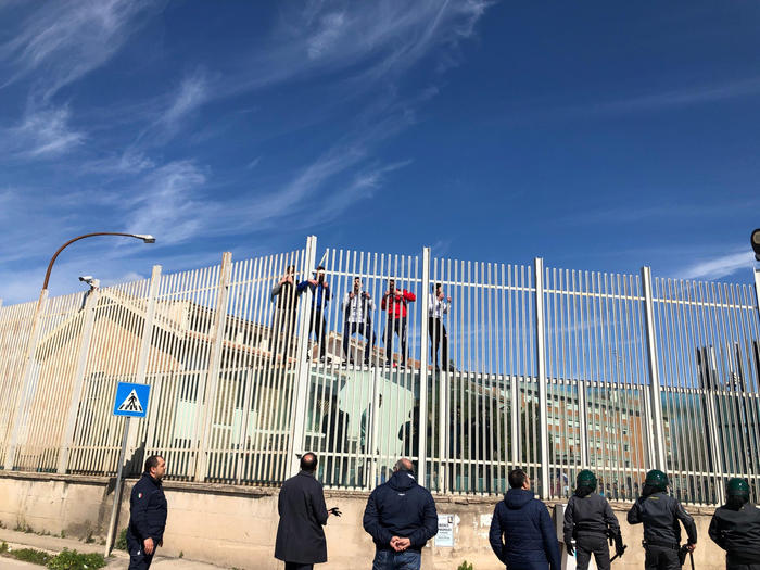 Poliţia italiană caută 11 deţinuţi care au evadat în timpul revoltelor din închisori