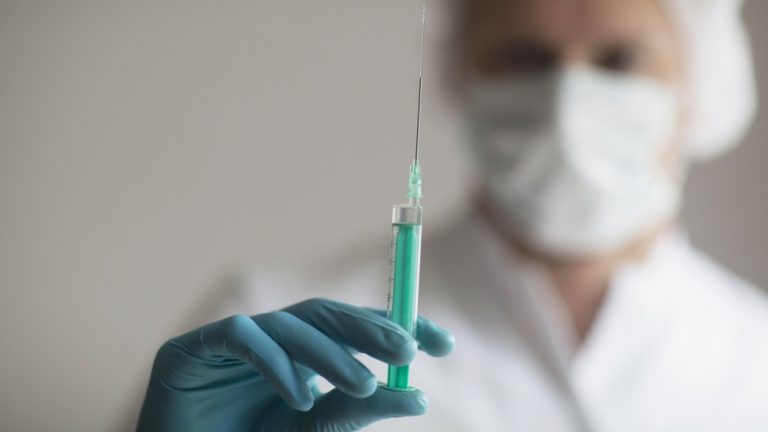 Doi coloşi farma promit 200 de milioane de vaccinuri pentru ţările sărace