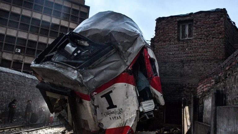 Două trenuri S-AU CIOCNIT în Egipt (VIDEO): 13 oameni au murit!
