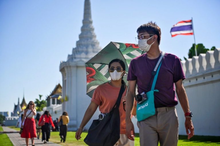 Thailanda recomandă purtarea măştii sanitare din cauza smogului dens