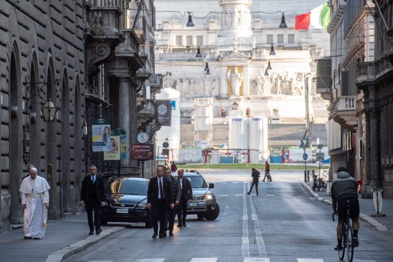Papa Francisc evită mulţimile de credincioşi şi se roagă într-o piaţă din Roma